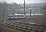 Der EC nach Hamburg durchfährt die Oberauer Kurve. Kilometer 20.4  10.01.2020 11:14 Uhr. Trübes Nieselwetter.