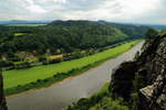 Panoramablick am 16.06.2017 vom Bastei-Felsen auf die Elbtalstrecke.