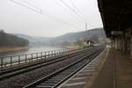 Blick auf den Hp Königstein(Sächs Schw) auf der Bahnstrecke Děčín–Dresden-Neustadt (KBS 241.1 | Elbtalstrecke) neben der Elbe in östlicher Richtung.