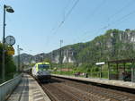 Während auf dem gegenüberliegenden Bahnsteig Fahrgäste auf die S-Bahn nach Dresden warten, kommt in Gegenrichtung SIEMENS VECTRON 193 784 CAPTRAIN mit einem Zug Kesselwagen durch;