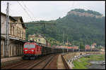 DB Railion 180008-5 kommt hier am 2.6.2007 mit einem Ganzzug aus Richtung Dresden durch den Bahnhof Königstein im Elbtal.Im Hintergrund ist die Festung Königstein im Bild zu sehen.