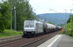 akiem 186 365-3 mit Kesselwagen Richtung Dresden, am 09.06.2020 in Krippen.