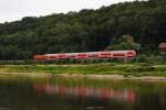 Ein S-Bahnzug der Linie Dresden-Schna hat am 30.08.2012 soeben den Bahnhof Pirna verlassen und ist unterwegs im Elbtal in Richtung Bad Schandau und Schna.