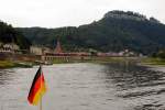 Ein Gterzug in Richtung Dresden passiert am 30.08.2012 den Ort Knigstein, direkt unter der gleichnamigen Festung. Der Blick zum Himmel verheit nicht Gutes, wenig spter wird ein schweres Unwetter direkt ber diesen Ort ziehen! ( Bilder folgen auf  Landschaftsfotos.eu) Die Aufnahme entstand von Bord des Personendampfers  Meissen ) aus.