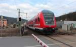 Am 16.03.2015 passiert eine S1 (Schöna - Meißen Triebischtal) der S-Bahn Dresden den Bü in Königstein um in ein paar Minuten gleich den selbigen Bahnhof zu erreichen. Schublok war an jenem Tag die 182 022-4.