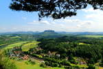Auch dieser idyllische Blick bietet sich vom Bastei-Felsen in der Sächsischen Schweiz.