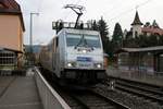 386 013-7 Metrans als Containerzug durchfährt den Bahnhof Kurort Rathen auf der Bahnstrecke Děčín–Dresden-Neustadt (KBS 241.1 | Elbtalstrecke) Richtung Dresden.