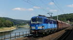 Eine tscheschiche Vectron zieht einen Güterzug entlang der Elbe gen Dresden.
