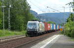 METRANS 386 020 mit Containerwagen Richtung Dresden, am 09.06.2020 in Krippen.