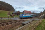 Die Eurocity-Züge im Elbtal sind seit einigen Jahren fest in der Hand der geleasten Siemens Vectron der Tschechischen Bahn. Am 03.01.2023 zog 193 298 den EC 173 Hungaria von Hamburg nach Budapest bis Prag. Gerade befand sich der Zug im Elbtal bei Rathen-Strand.
