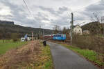 Mit einem Autozug fuhr 372 010 am 03.01.2024 durch das Elbtal in Richtung Dresden.