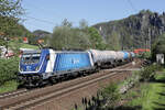 CD Cargo 388 004 mit Kesselwagen am bekannten Bahnübergang von Kurort Rathen, 30.04.2024