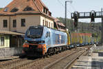 Die von der Netzwerkbahn Sachsen eingesetzte ELP 2159 248 mit leeren Holztransport-Wagen in Kurort Rathen, 30.04.2024