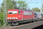 155 191 von Leipziger Dampf-Kultur in voller Fahrt mit einem Güterzug bei der Durchfahrt durch Dresden-Strehlen, fotografiert im Mai 2024