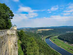 Der Blick von der Festung Königstein am 05.07.2018 öffnet den weiten Blick über einen Bogen des Elbtals mit einem Teil der Elbtalbahn zwischen Dresden und Bad Schandau.