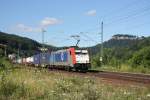 186 182-2 (Railpool) durchfhrt am 15.07.2011 mit einem Containerzug die Stadt Knigstein im Elbtal.