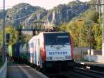 Heu?? Ein Neuzugang im Elbtal?.... 186 182 von Railpool durchfhrt mit einem gemischten Gz. den Bahnhof Rathen gen Bad Schandau.
1.10.11