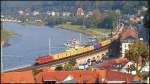 27.09.2011, Knigstein. Containerfracht in Richtung Dresden. Das schne Herbstwetter hat die Leute heraus gelockt. Hier legen gerade die Ausflugsschiffe  Pillnitz  und  Pirna  an, um viele reiselustige Passagiere aufzunehmen. Die Schsische Dampfschifffahrt heit Sie willkommen an Bord der ltesten und grten Raddampferflotte der Welt! 

