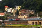 Ein Container-Zug in Richtung Tschechien passiert am 30.08.2012 soeben den Bahnhof Knigstein.