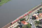 Die Dresdner S-Bahn kurz vor dem Bahnhof Knigstein in der schsischen Schweiz. Zuglok ist eine E-Lok der Baureihe 143.