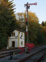 Wasserhaus und Ausfahrtsignal Richtung Altenberg (Erzgebirge); Bärenstein (bei Glashütte/Sachsen) am km 25 der Müglitztalbahn, 13.10.2018  