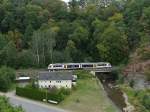 Ein 642 (Desiro) der Städtebahn Sachsen auf der Müglitztalbahn Altenberg - Heidenau beim Überqueren der Müglitz kurz vor dem Tunnel Weesenstein; 28.08.2015  