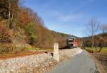 Sebnitztalbahn: Wiederer�ffnung nach dem Augusthochwasser 2010:
Am 08. August 2010 war die Strecke durch das verheerende Hochwasser an mehreren Stellen schwer besch�digt worden - besonders hart traf es den Einschnitt bei Kilometer 58,0 nahe Go�dorf-Kohlm�hle. Nun hat die Bahn ( endlich ) die Sch�den behoben und der Zugverkehr konnte am 13. November wieder aufgenommen werden. In den Bahnh�fen von Sebnitz und Go�dorf-Kohlm�hle wurde dieser Anlass gefeiert, gleichzeitig aber auch genutzt um erneut gegen eine Streckenstilllegung zum n�chsten Fahrplanwechsel zu demonstrieren - denn dieser steht trotz aller Freude nach wie vor bedrohlich nah! 
Die Regionalbahn von Neustadt nach Bad Schandau befindet sich hier bei besagtem Kilometer 58,0 bei Go�dorf-Kohlm�hle - fast nichts deutet hier mehr auf die starke Zerst�rung nach dem Hochwasser hin...
14.11.2010