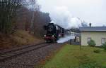 Sebnitztalbahn: Nikolaussonderfahrten mit 52 8080 im Pendel zwischen Neustadt und Bad Schandau. Auf dem Foto erklimmt die 52 die Steigung zwischen Sebnitz und Krumhermsdorf, befindet sich hier oberhalb der Ortslage von Sch�nbach und umf�hrt das Ungermassiv.
06.12.2009