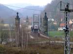 In Bad Schandau berquert ein Triebwagen BR 642 die Carolabrcke.
Die 1877 errichtete ehemals kombinierte Straen- und Eisenbahnbrcke  ber die Elbe erhielt 1991 einen neuen berbau. 

Aufnahme vom 3.12.2006