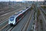 9442 120 und ein weiterer 9442 (Bombardier Talent 2) von Abellio Rail Mitteldeutschland als verspätete RB 74731 (RE19) von Leinefelde nach Bitterfeld passieren die Zugbildungsanlage Halle (Saale)