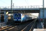 193 295 zog am 24.02.2019 einen EC vom Berliner Aussenring kommend durch den Bhf.