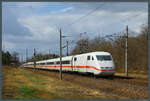 Auf dem Weg nach Berlin passiert der ICE 1 Tz 117  Hof  am 10.04.2022 den Bahnhof Burgkemnitz.