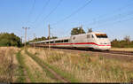 401 003-9 (Tz 103  Neu-Isenburg ) braust verspätet durch Hohenthurm.