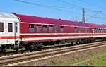 Speise- und Barwagen der Bauart UIC-X (DB) mit der Bezeichnung  WGmh 056.2  (55 80 89-80 008-7 D-EURO), eingereiht in einem Partyzug nach Leipzig/Halle Flughafen und fotografiert in Hohenthurm.
