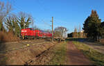 Reichsbahn-Fuhre: 203 120-1 (202 678-9 | 112 678-8 | 110 678-0 | DR V 100.1) überführt einen Doppelstockwagen mit der Bezeichnung  DBuza<sup>747.4</sup>  (50 80 25-33 018-6 D-WFL) sowie 155 222-3 (250 222-7) durch Brehna Richtung Halle (Saale).

🧰 Wedler Franz Logistik GmbH & Co. KG (WFL)
🕓 19.1.2025 | 14:17 Uhr