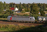 7193 005-4 (Siemens Vectron) verl�sst mit Kesseln das Stadtgebiet von Halle (Saale) Richtung Bitterfeld.

🧰 Akiem S.A.S., vermietet an die Netzwerkbahn Sachsen GmbH (NeS)
🕓 19.8.2025 | 18:21 Uhr