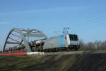 185 690 der  PCT Altmann  f�hrt zwischen Ro�lau (Elbe) und Dessau mit einem Autotransportzug Richtung Dessau von der letzten neuen Muldauen-Br�cke.