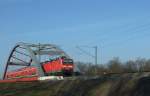 143 891 f�hrt zwischen Ro�lau (Elbe) und Dessau mit der um 25min versp�teten RB 27611 Richtung Dessau von der letzten neuen Muldauen-Br�cke.