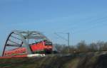 143 891 fhrt zwischen Rolau (Elbe) und Dessau mit der um 25min verspteten RB 27611 Richtung Dessau von der letzten neuen Muldauen-Brcke.