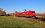 Alle Jahre wieder rollt im Advent der Coca-Cola-Zug durchs Land. Als das erste Kalendertürchen geöffnet werden durfte, strebt dieser Leipzig Hbf als nächsten Stopp an.
Die knallrote Fuhre mit 185 185-6 wurde in Greppin abgewartet und konnte bei herrlichem Licht verewigt werden.

🧰 DB Cargo
🕓 1.12.2024 | 11:21 Uhr