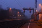 Mit einer Langzeitbelichtung lies sich der zähe Nebel etwas vertreiben und gab den Bahnhof eine interessante Stimmung.

Güterglück 11.01.2018