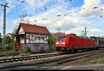 Vorbei am mechanischen Stellwerk W1 des Weichenwärters (Ww) in Gommern auf der Bahnstrecke Biederitz–Trebnitz (KBS 254) fährt ein Schiebewandzug mit 185 235-9 DB Richtung Trebnitz.
Aufgenommen hinter der Schrankenanlage des Bü Karither Straße.
[10.8.2019 | 11:27 Uhr]