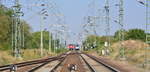 261 021-0 und 442 6688 stehen in der brühenden Mittagshitze am Einfahrsignal Rodleben.