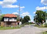 Blick auf den Bahnübergang in Prödel mit samt Stellwerk. Prödel war einst Bahnhof und ist heute lediglich noch Blockstelle.

Prödel 21.07.2020