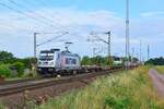 187 508 der Metrans kommt mit einem Containerzug durch Güterglück gen Dessau gefahren.