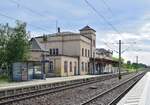 Blick auf den Haltepunkt Zerbst. Bis 2013 war Zerbst noch ein Bahnhof. Mit dem Umbau auf ESTW wurde Zerbst jedoch zum Haltepunkt zurück gebaut. Das Empfangsgebäude steht heute leer.

Zerbst 24.07.2020