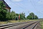 Nur noch der alte Wetterschutz erinnert in Jütrichau an die beiden Bahnsteige und den alten Haltepunkt. 2012 wurde Jütrichau wwegen mangelnder Nachfrage geschlossen. Blick auf den Bahnsteig in Gleis 1 Blick vom Bahnübergang in Richtung Güterglück.

Jütrichau 24.07.2020