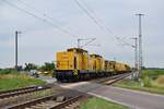 293 007 und 293 008 ziehen einen Bauzug von Königsborn kommend durch Güterglück in Richtung Dessau.