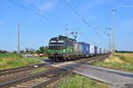 193 232 The Flying Dutchman durchfährt Güterglück mit einem Containerzug in Richtung Dessau.