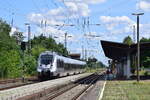 442 301 fährt als RE13 nach Magdeburg in Gommern ein. Am Hausbahnsteig warten bereits die Fahrgäste.

Gommern 18.07.2023